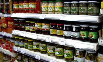 Lidé v nouzi dostanou kromě potravin i nádobí a oblečení