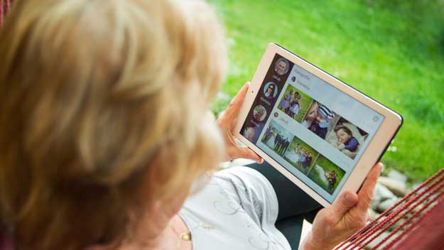Díky nové aplikaci pro tablety nebudou už senioři sami