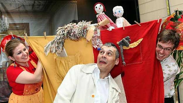 Pomozte divadlu	zachovat českým dětem v zahraničí rodný jazyk