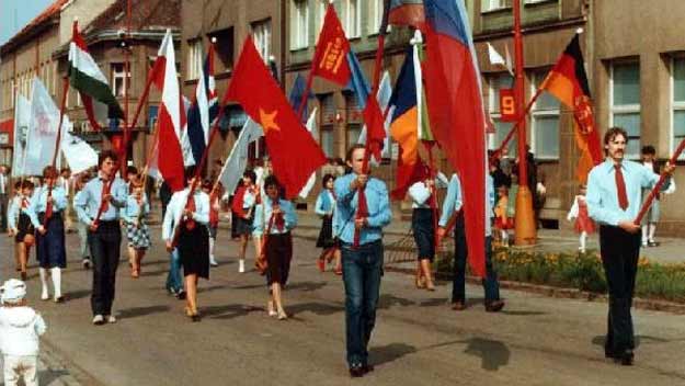 První máj. Kupředu bez levé, zpátky ni krok