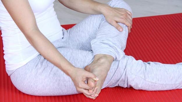 Vbočený palec může mít příčinu i v napjaté krční páteři