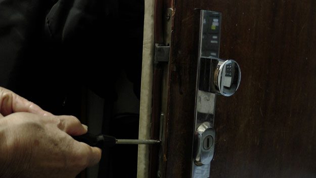 Nová taktika šmejdů. Vyměňují zámky důvěřivých seniorů