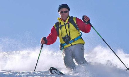 V lyžařské výbavě by neměly chybět sluneční brýle i umělé slzy