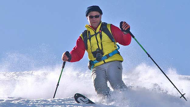 V lyžařské výbavě by neměly chybět sluneční brýle i umělé slzy