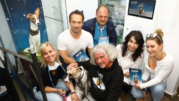 F. A. Brabec, Nela Boudová a Patricie Pagáčová odhalili marcipánovou sochu Gumpa. Brzy se bude točit film!