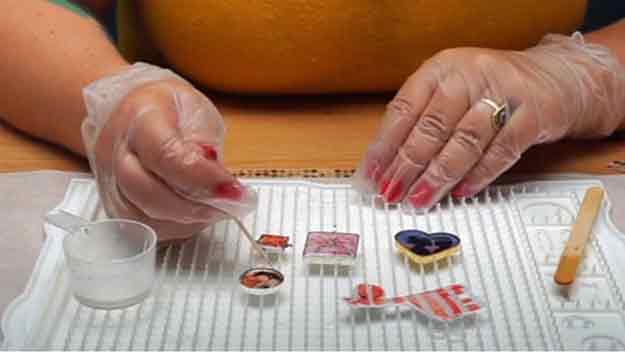 Šperky: Češi zalévají fotografie i dětské zoubky do pryskyřice