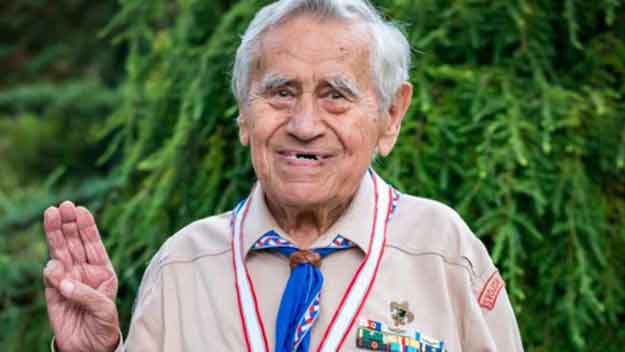 Jiří Světlík vyznamenán ve věku 96 let nejvyšším skautským vyznamenáním