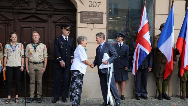 Starosta Roudnice nad Labem František Padělek odhalil pamětní desku hrdiny 2. světové války – pilota Jiřího Kučery