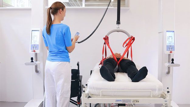 Mobilní chytrý robot pro překládání a rehabilitaci pacientů
