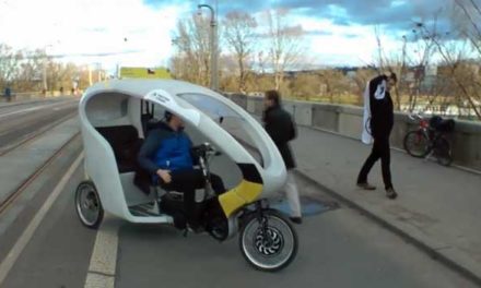 Pirátskou rikšou místo MHD přes zavřený Libeňský most