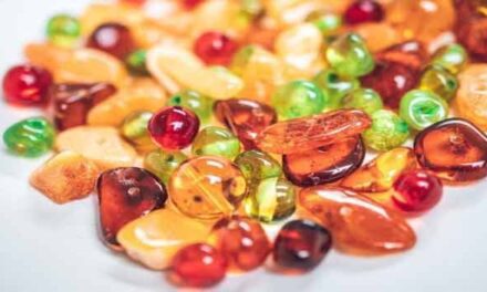 Jantar: proč ho babičky nosí kojencům a jak o něj pečovat