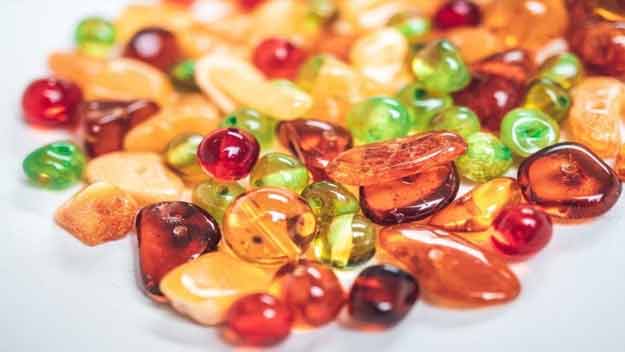 Jantar: proč ho babičky nosí kojencům a jak o něj pečovat