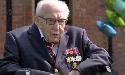 Stoletý válečný veterán Tom Moore  pasován na rytíře