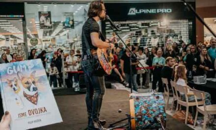 Křtu knihy Gump Jsme dvojka přihlížely tisíce fanoušků