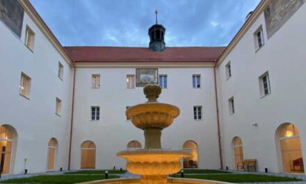 Z chátrajících památkových areálů, moderní domovy pro seniory