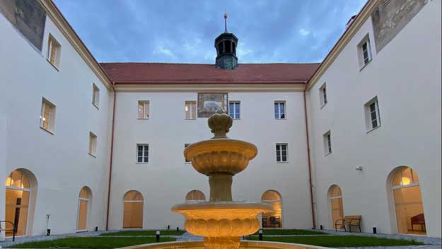 Z chátrajících památkových areálů, moderní domovy pro seniory